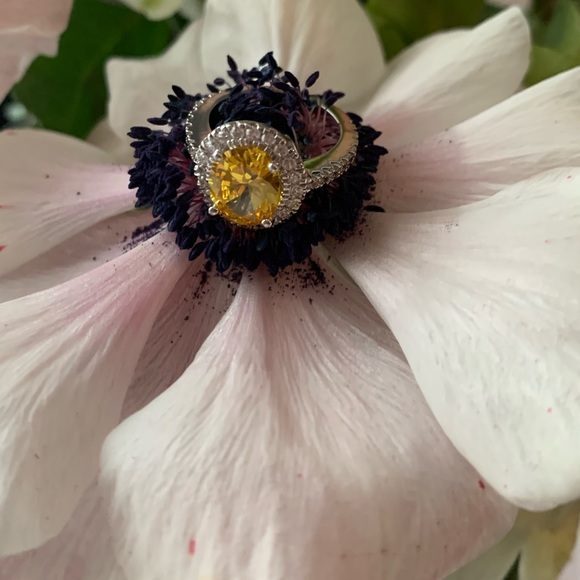 High End- yellow cubic zirconia halo ring - Picture 4 of 4